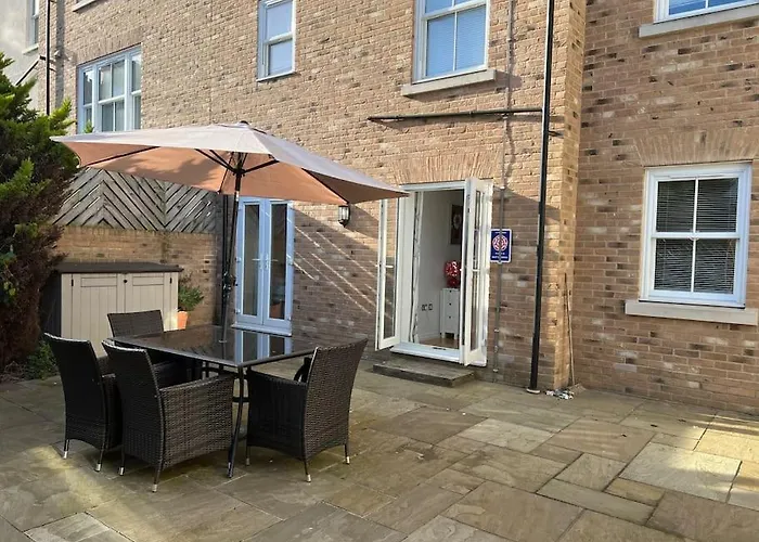 Sohot Stays-Garden Apt-Free Parking Ground Flr